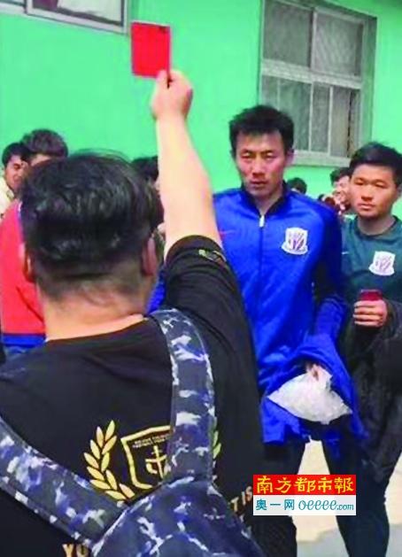 第35分钟，卡尤斯特禁区右侧拿球，扣过防守球员后起脚抽射，球稍稍高出横梁！